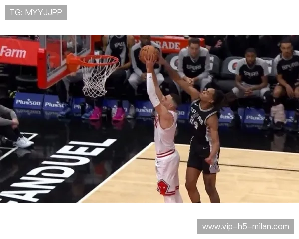 拉文隔人暴扣，全场瞬间炸裂