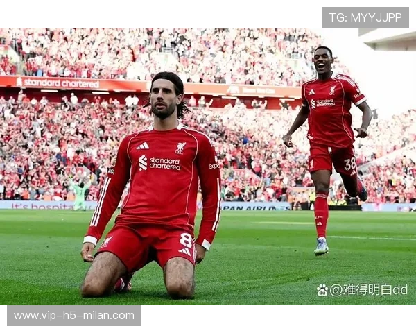 利物浦前锋带球突入禁区冷静施射得手，展现顶级球技与战略智慧