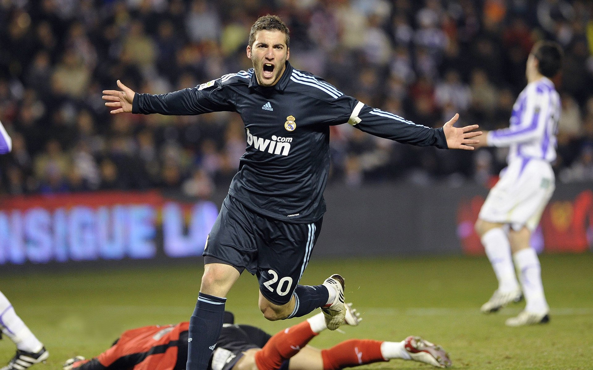 意甲“蓝鹰争霸”:拉齐奥奋勇前行迎战对手